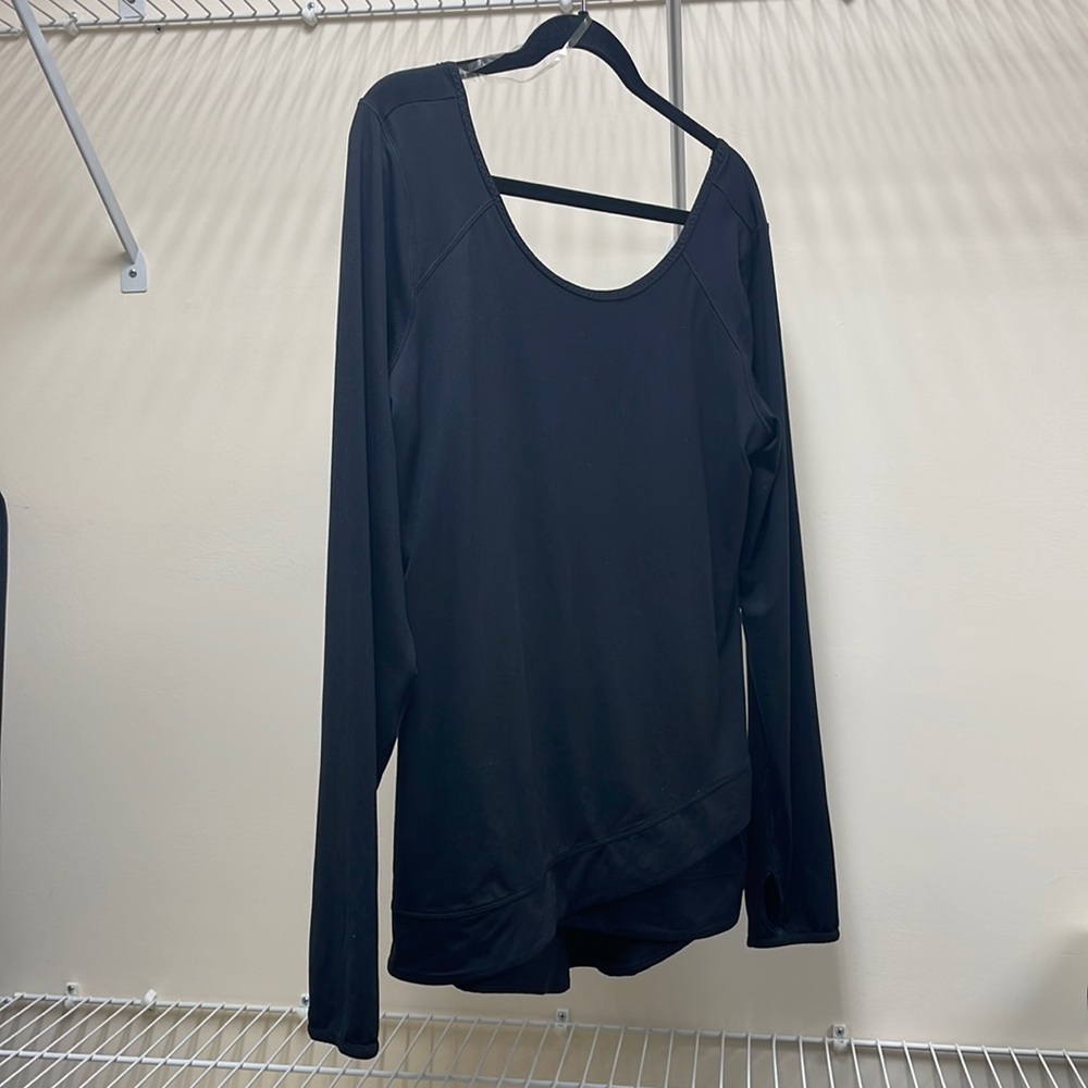 Zella black active top, scoop neck, crossover waistband, thumb holes